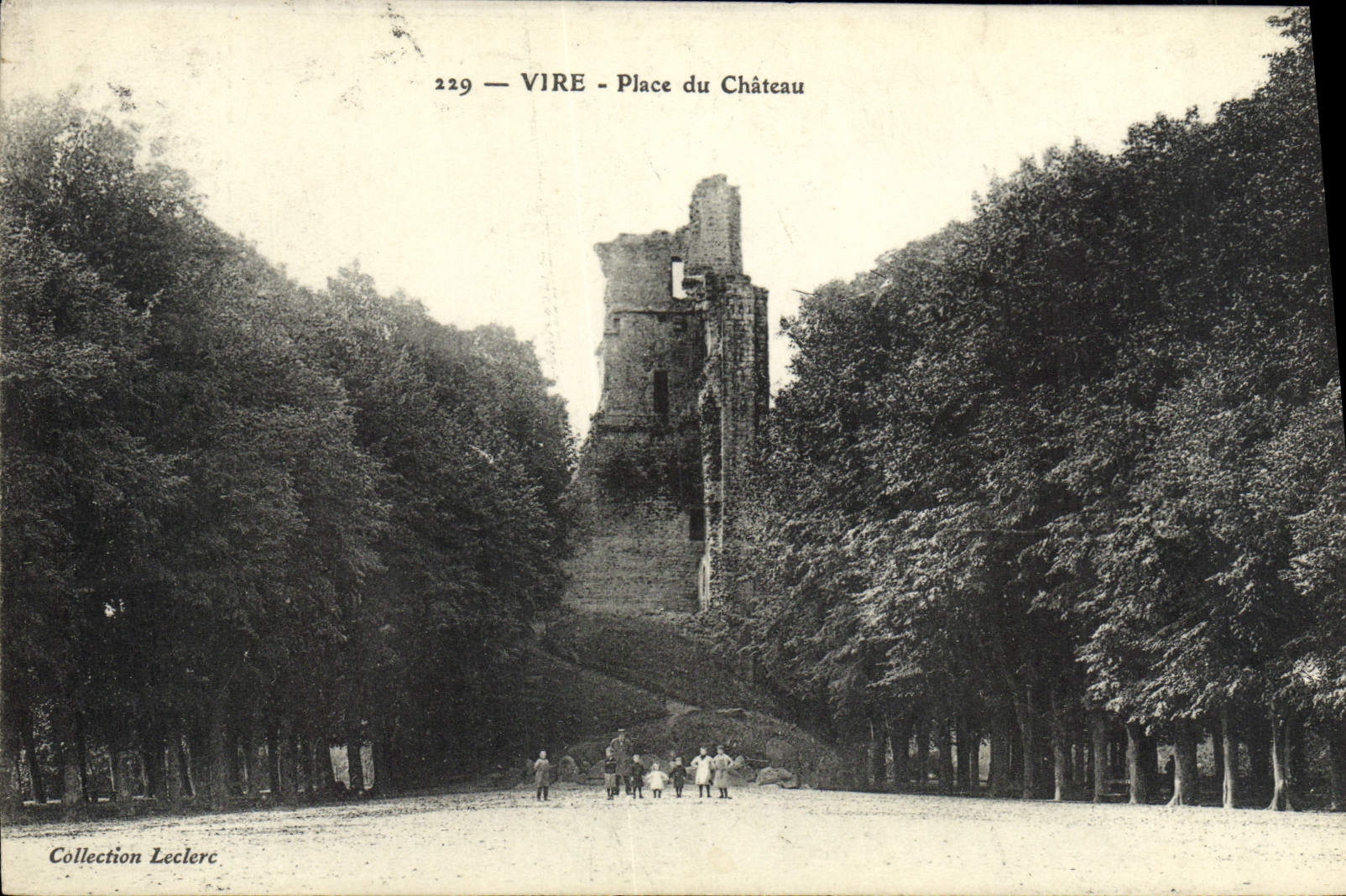 VIRE - Place du Château — ruines du château entourées d'arbres — Collection Leclerc, n° 229