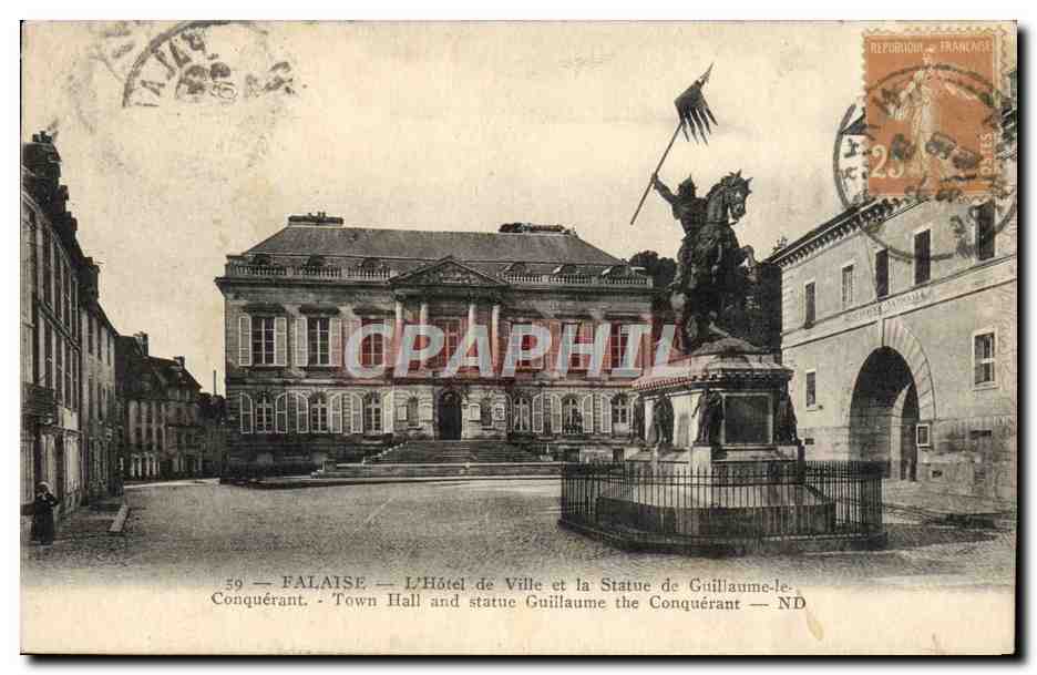 CPA Falaise L'Hotel de Ville et la Statue de Guillaume le Conquerant