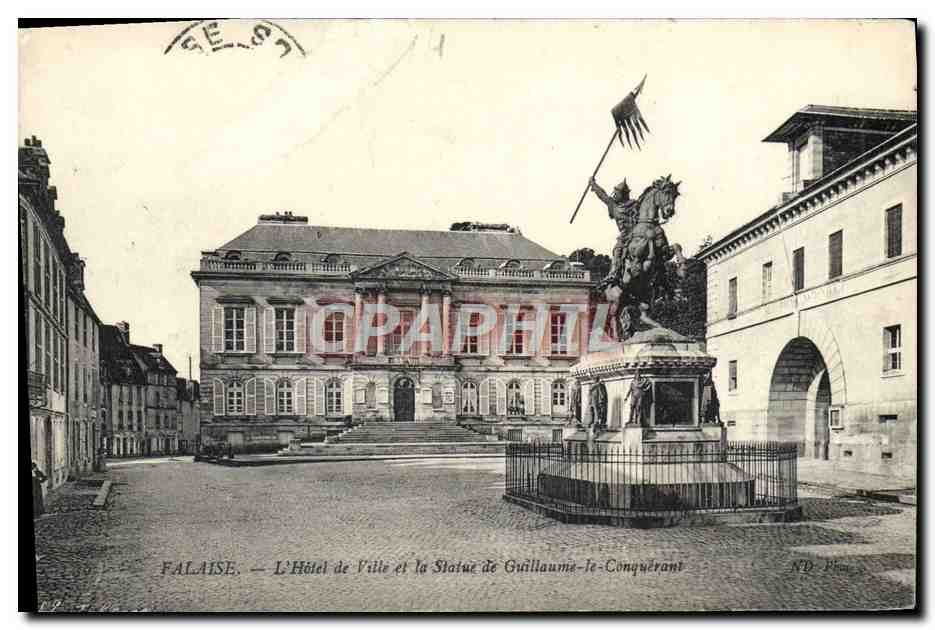 CPA Falaise L'Hotel de Ville et la Staue de Guillaime le Conquerant
