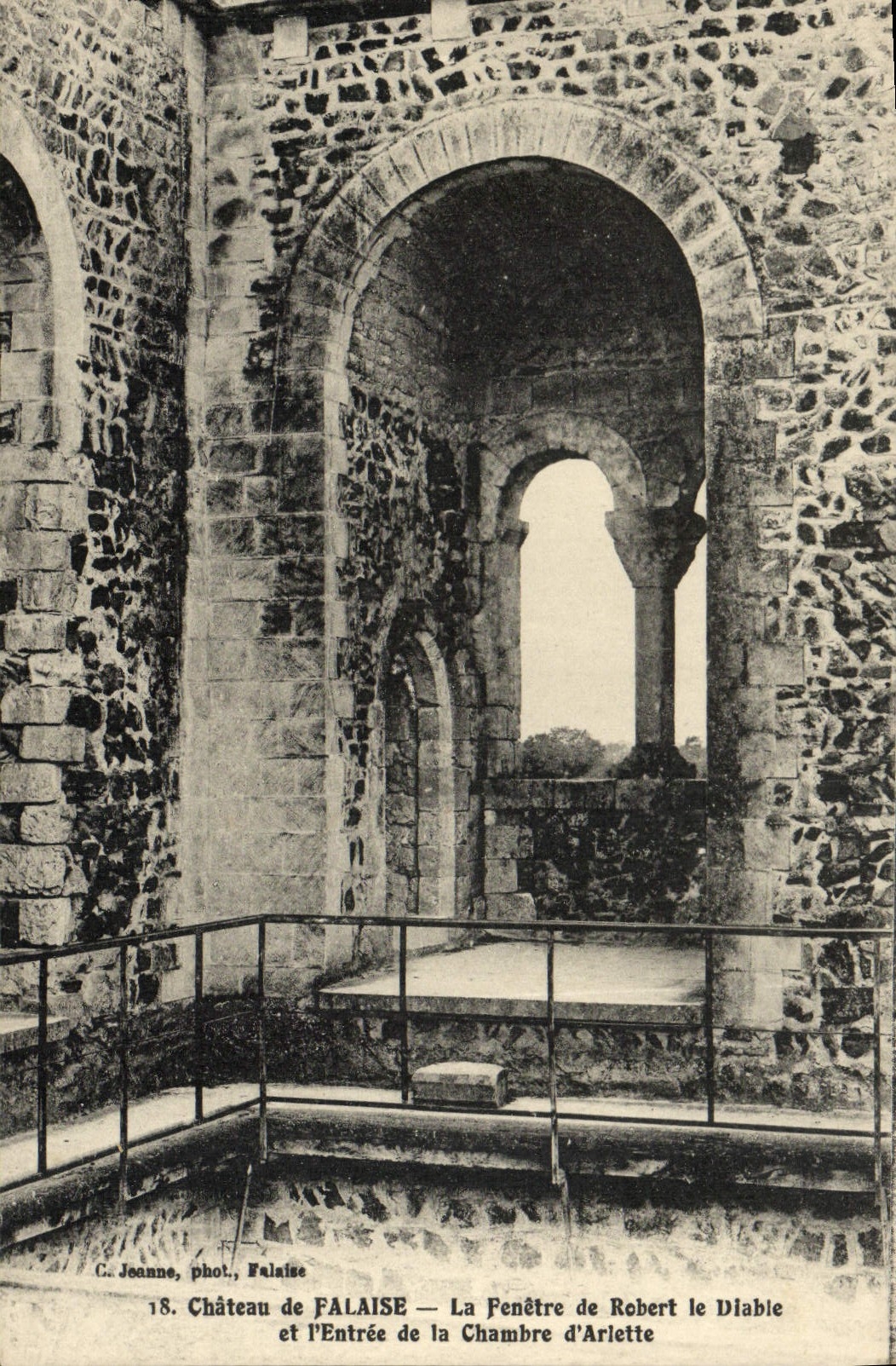 Château de Falaise — La Fenêtre de Robert le Diable et l'Entrée de la Chambre d'Arlette — C. Jeanne, phot., Falaise