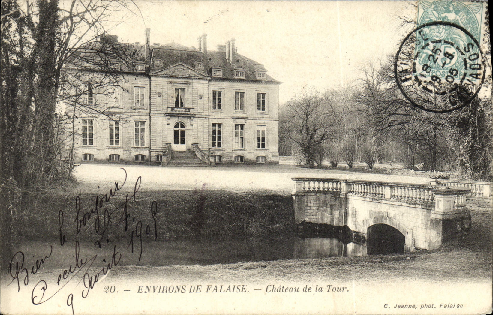 ENVIRONS DE FALAISE — Château de la Tour — C. Jeanne, phot. Falaise