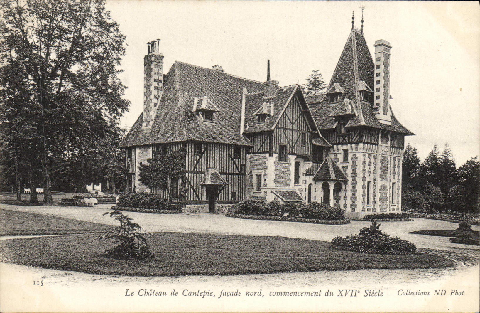 Le Château de Cantepie — façade nord, commencement du XVIIe siècle — Collections ND Phot