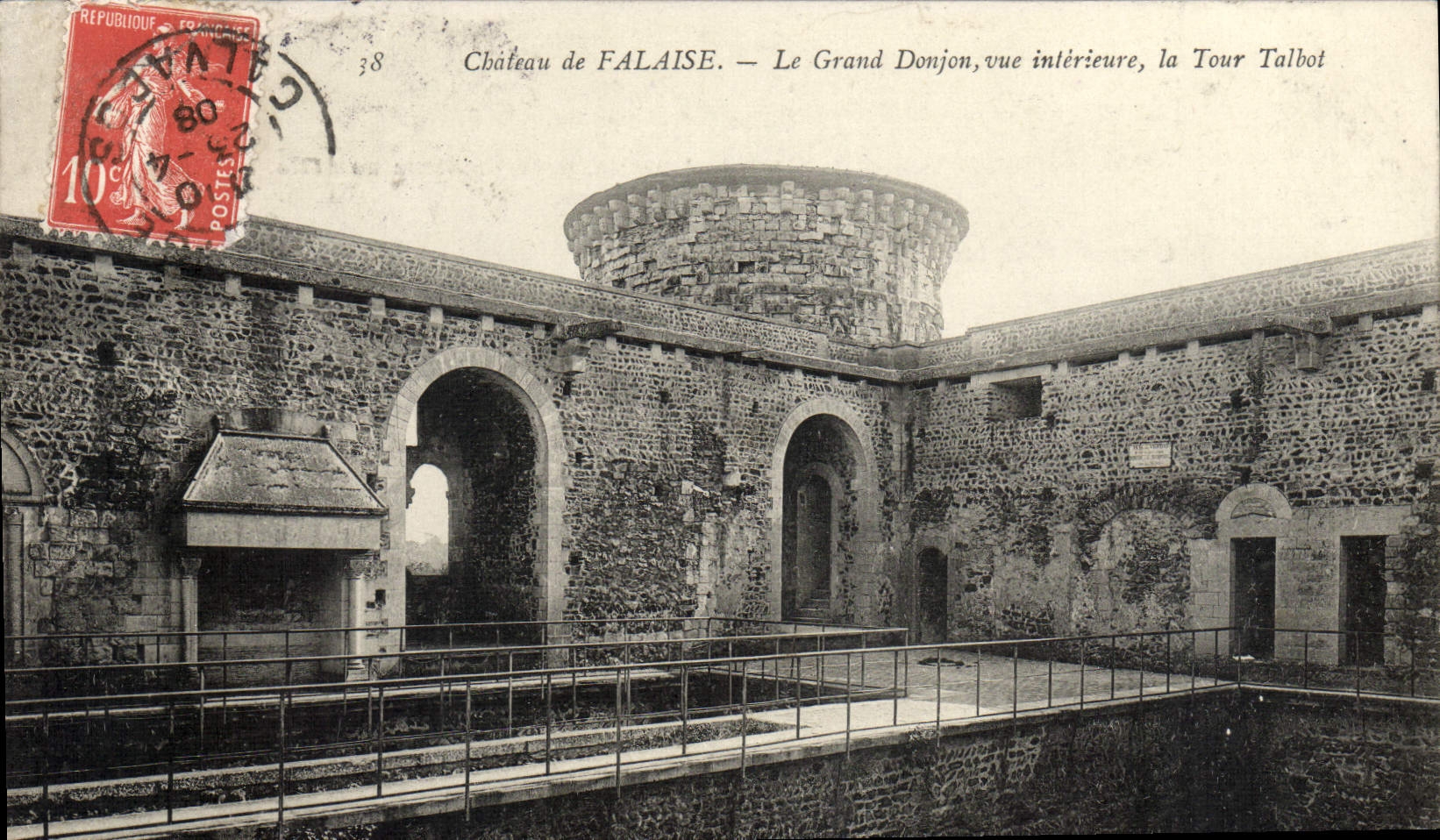 Château de FALAISE — Le Grand Donjon, vue intérieure, la Tour Talbot