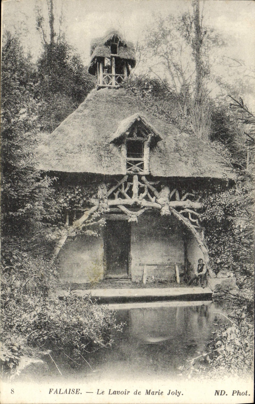 FALAISE — Le Lavoir de Marie Joly — ND. Phot.