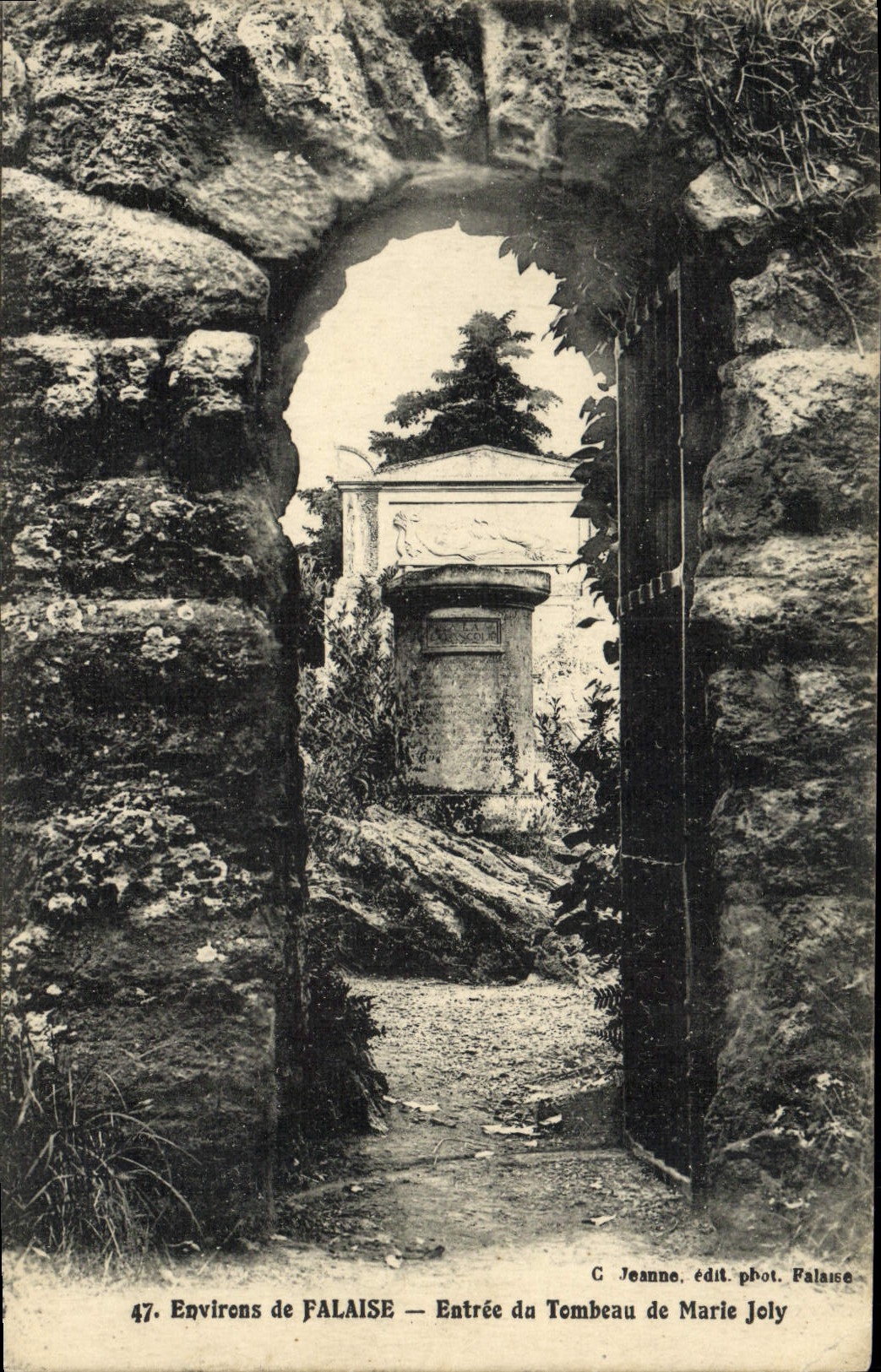 Environs de FALAISE — Entrée du Tombeau de Marie Joly — C. Jeanne, phot. Falaise
