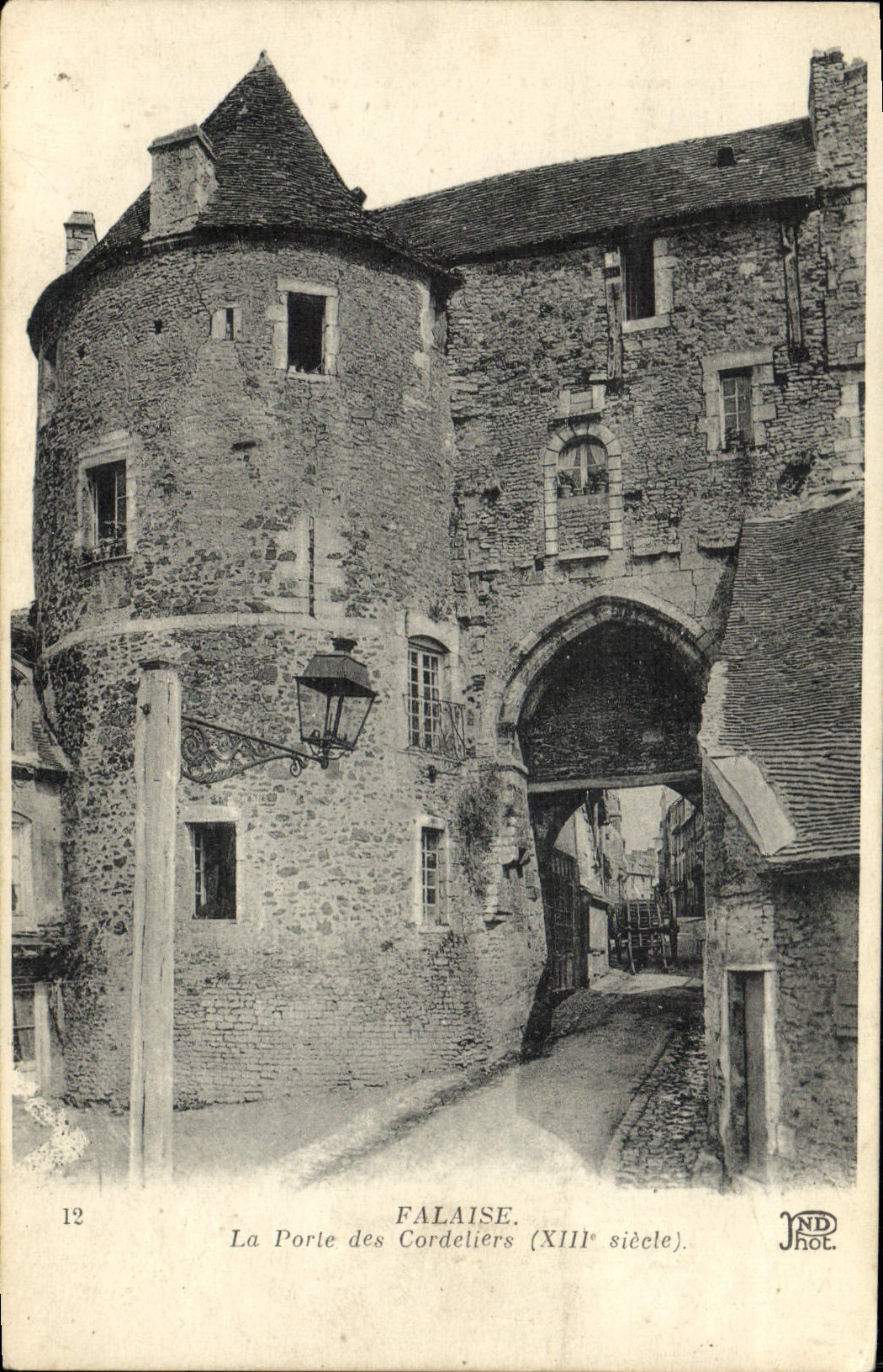 FALAISE. La Porte des Cordeliers (XIIIe siècle). — JND Phot.