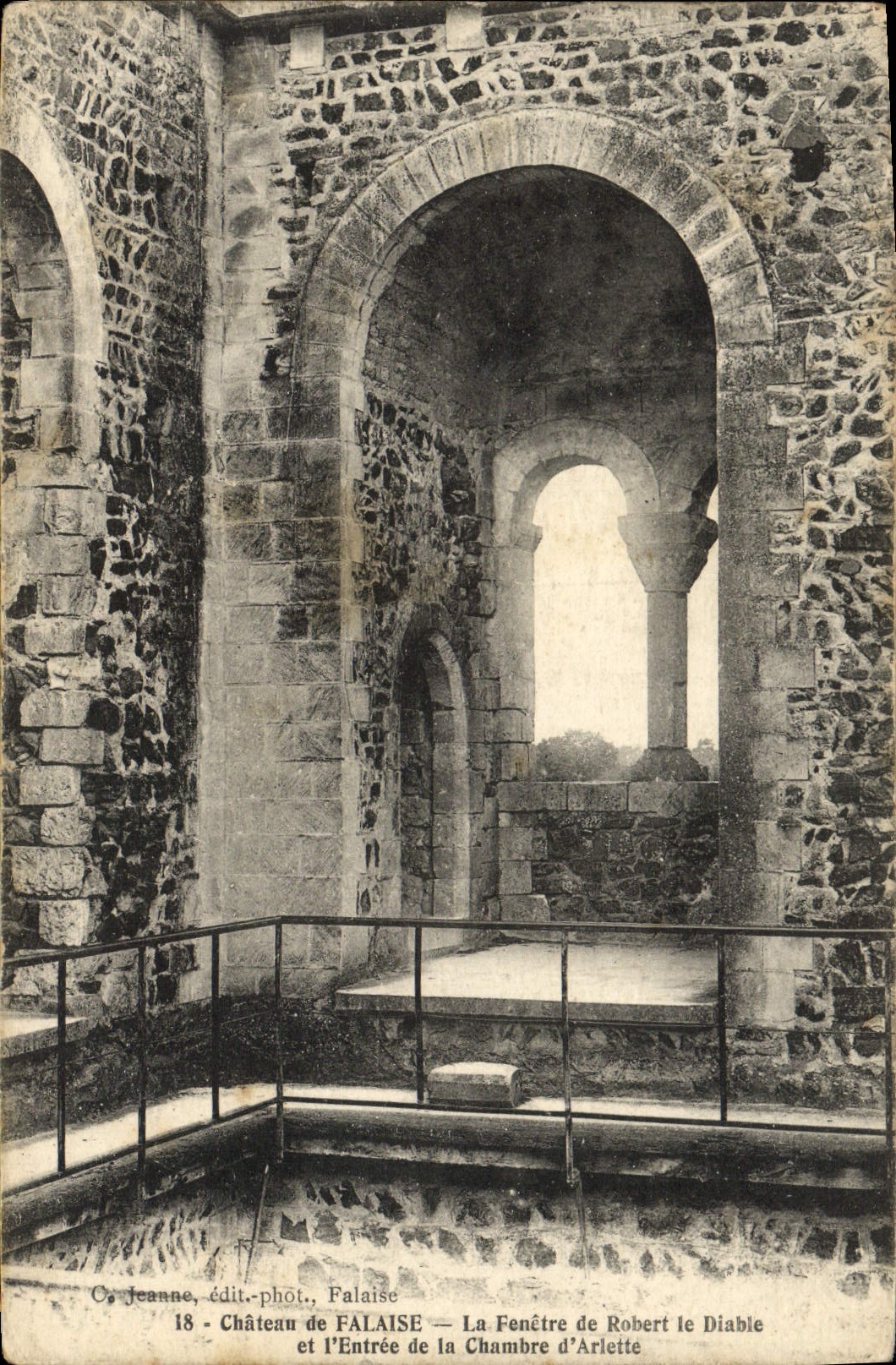 Château de Falaise — La Fenêtre de Robert le Diable et l'Entrée de la Chambre d'Arlette — C. Jeanne, édit.-phot., Falaise