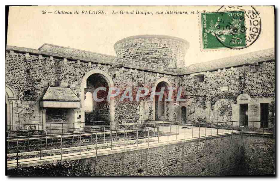 Château de FALAISE — Le Grand Donjon, vue intérieure — Phot. VADOS