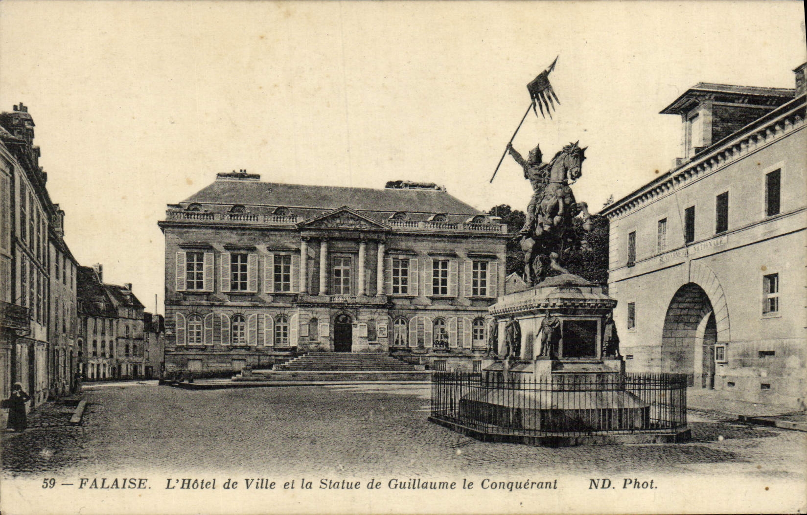 Falaise — L'Hôtel de Ville et la Statue de Guillaume le Conquérant — ND. Phot.