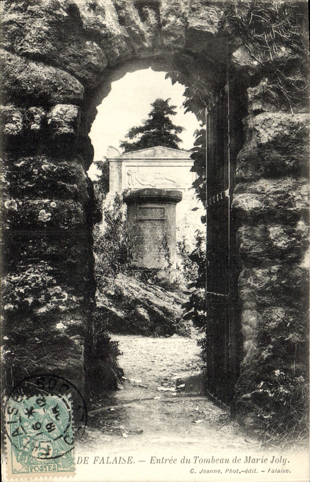 Falaise — Entrée du Tombeau de Marie Joly — C. Jeanne, Phot.-édit. - Falaise