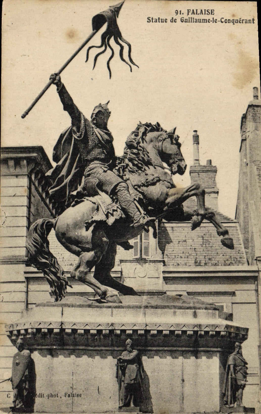 Falaise — Statue de Guillaume-le-Conquérant — C. Gouin, éd. phot. Falaise
