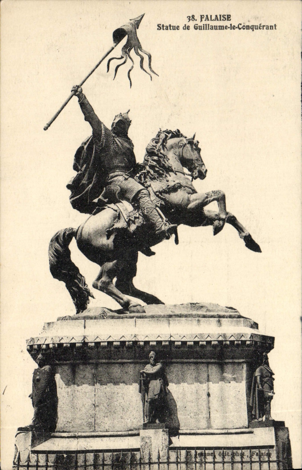 CPA Falaise Statue de Guillaume le Conquerant