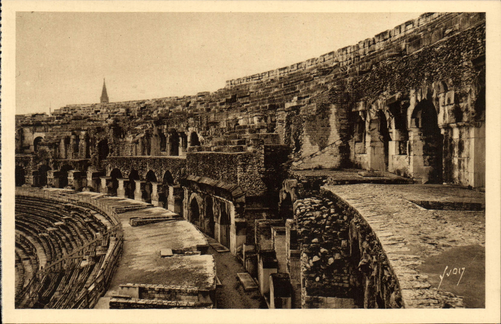 Nîmes (Gard) — L'Intérieur des Arènes - Galeries et Gradins — Yvart