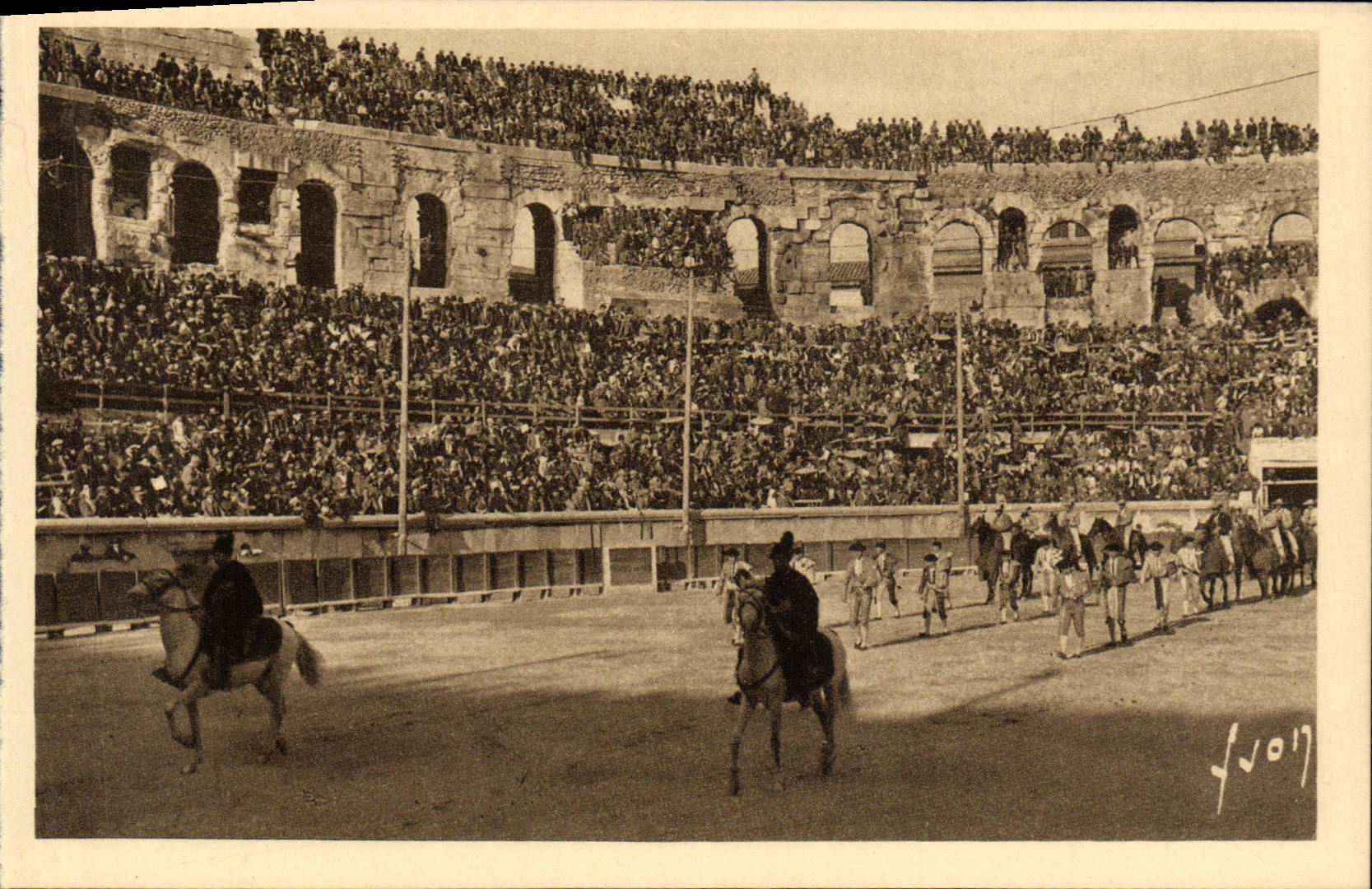 CPA Nimes Les Arenes Un Jour de Corrida Le paseo Taureau