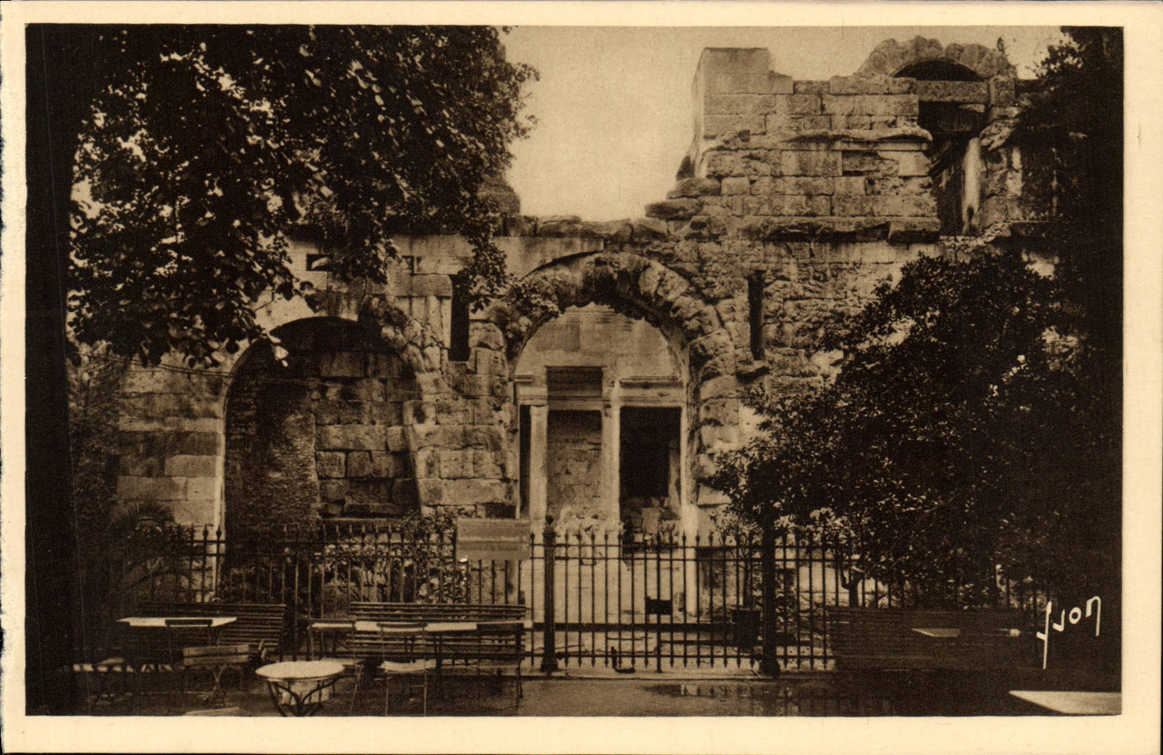 CPA Nimes Jardin de la Fontaine Le Temple de Dianc