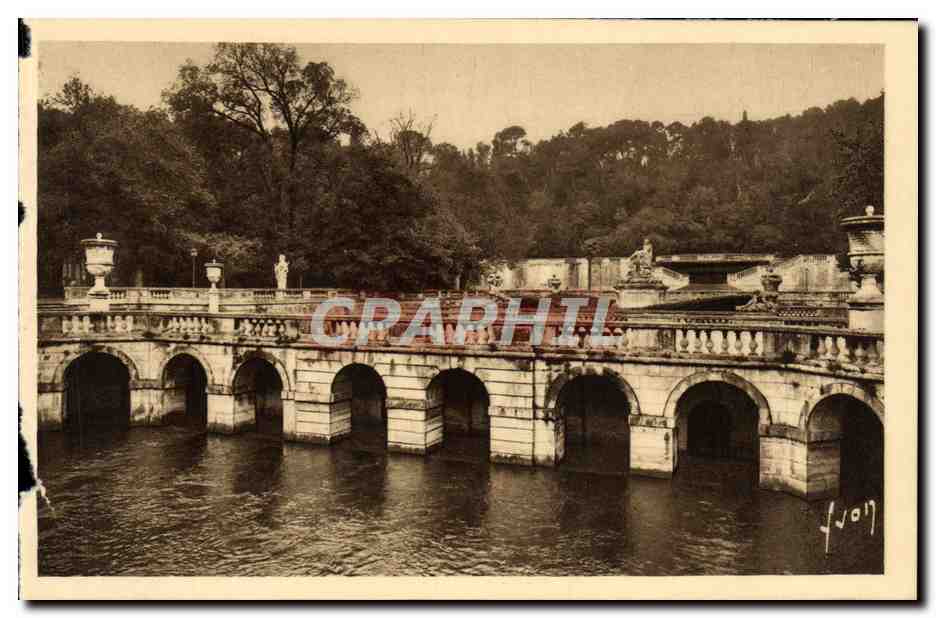 CPA Nimes Jardin de la Fontaine Les Bains Romains