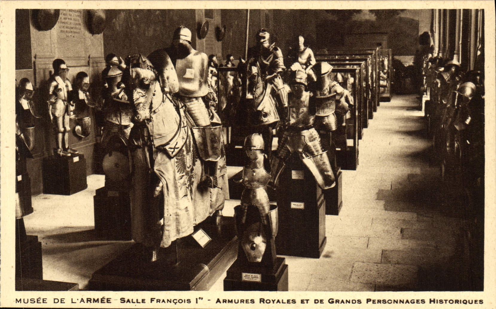 CPA Paris Musee De L'Armee Armures royales et de grands personnages historiques Miltiaria 