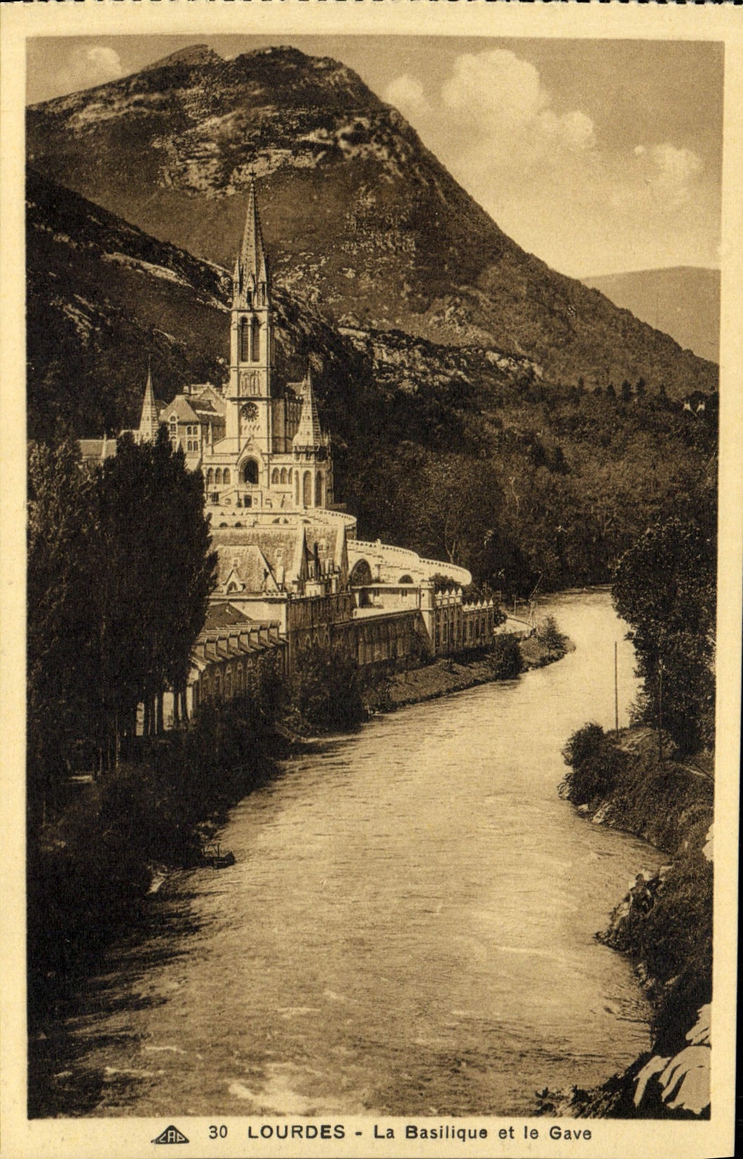 CPA Lourdes La Basilique et le Gave
