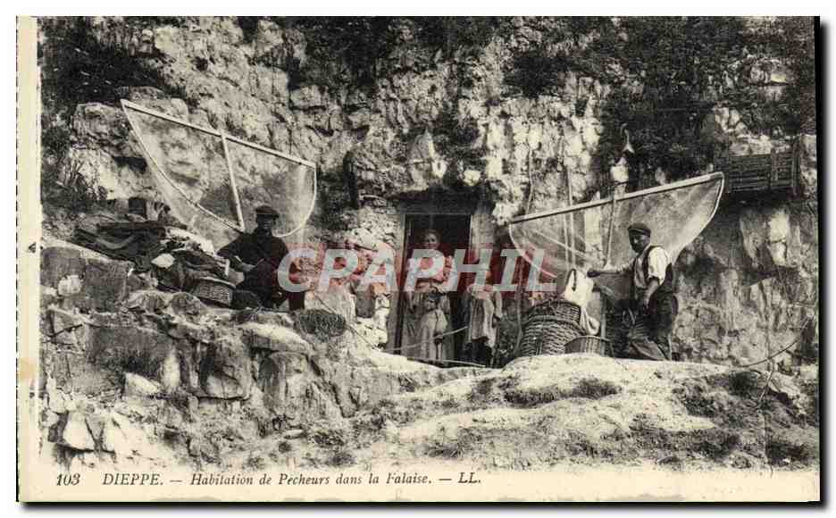 CPA Dieppe Habitation de Pecheurs dans la Falaise 