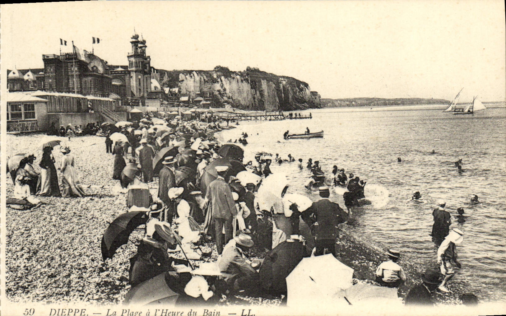CPA Dieppe La Plage a l'Heure du Bain 