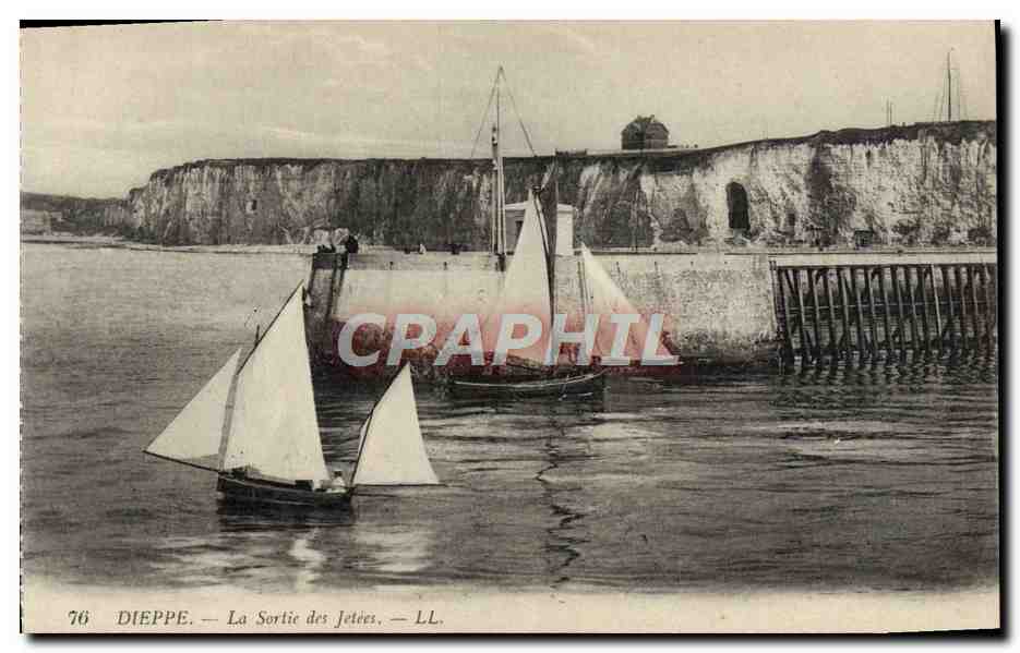 CPA Dieppe La Sortie des Jetees Bateaux