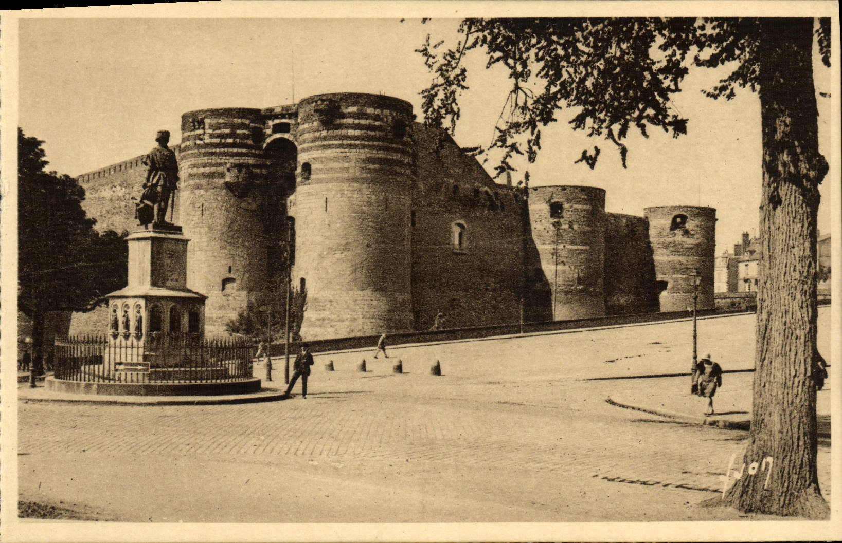 CPA Angers Le Chateau et la Statue du Roi Rene 
