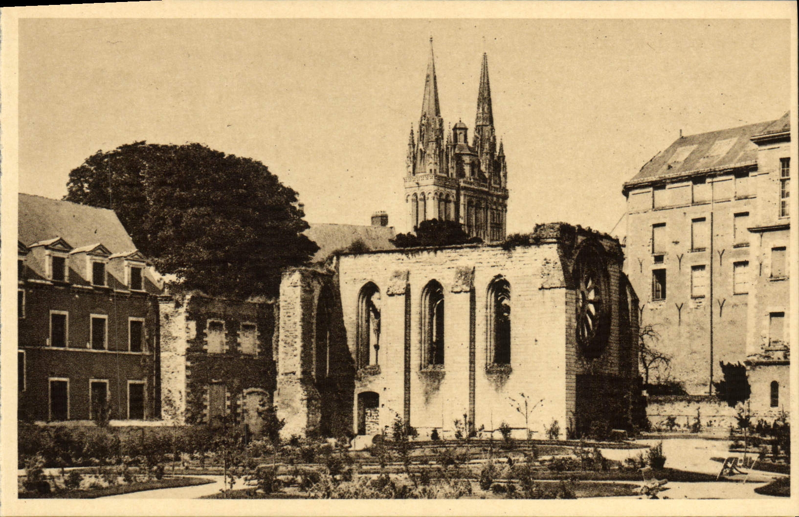 CPA Angers Les Ruines Toussaint et la Cathedrale St Maurice 
