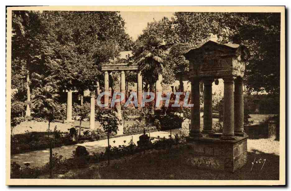 CPA Angers Le Musee St Jean Le vieux Puits et le Jardin