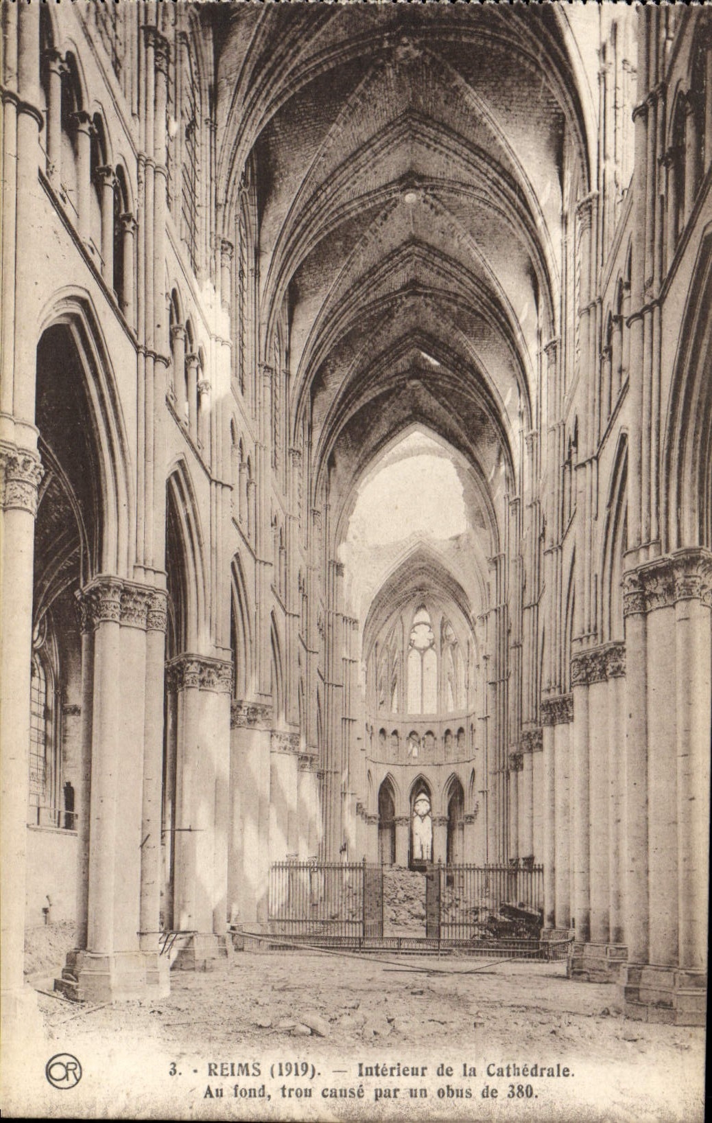 CPA Reims Interieur de la Cathedrale Militaria