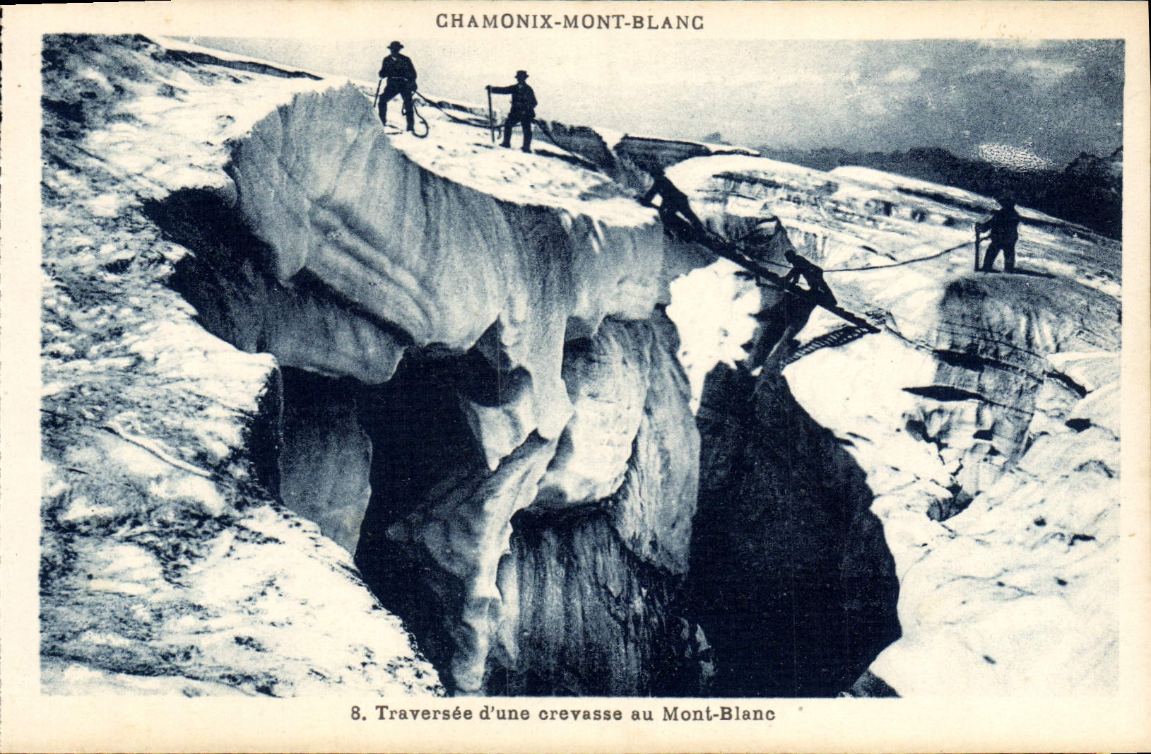 CPA Chamonix Mont Blanc Traversse d'une crevasse au Mont Blanc Alpinisme