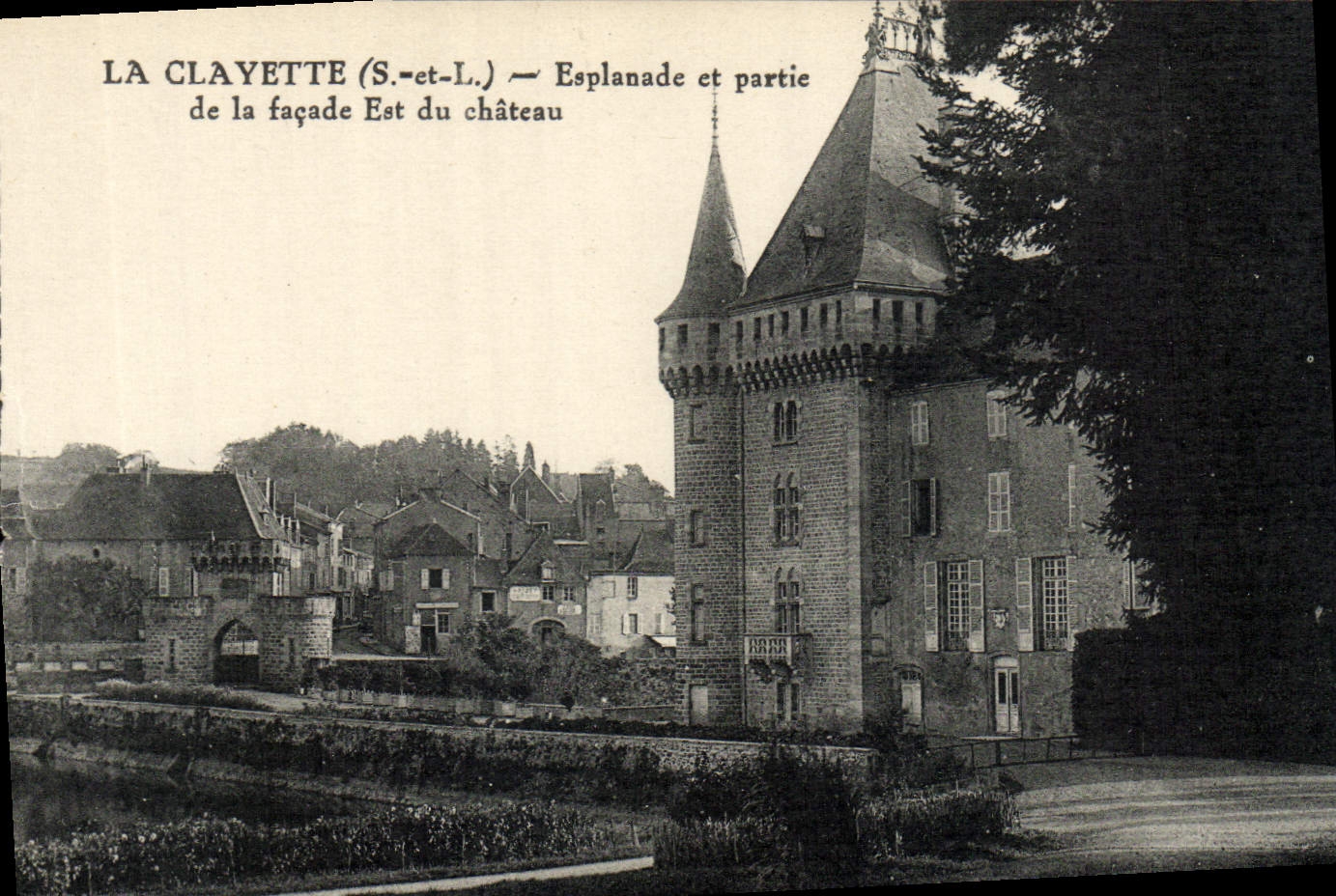 La Clayette (S.-et-L.) — Esplanade et partie de la façade Est du château