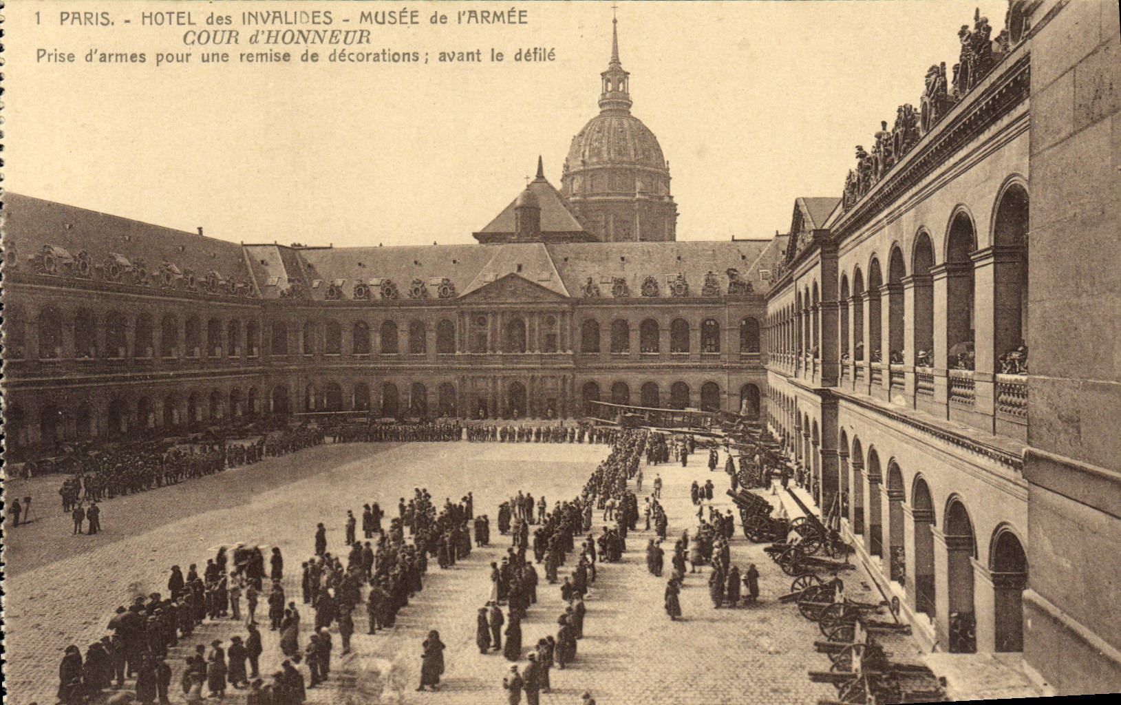 CPA Paris Hotel des Invalides Musee de l'Armee Cour d'honneur Prise d'armes pour une remise de decorations avant le defi
