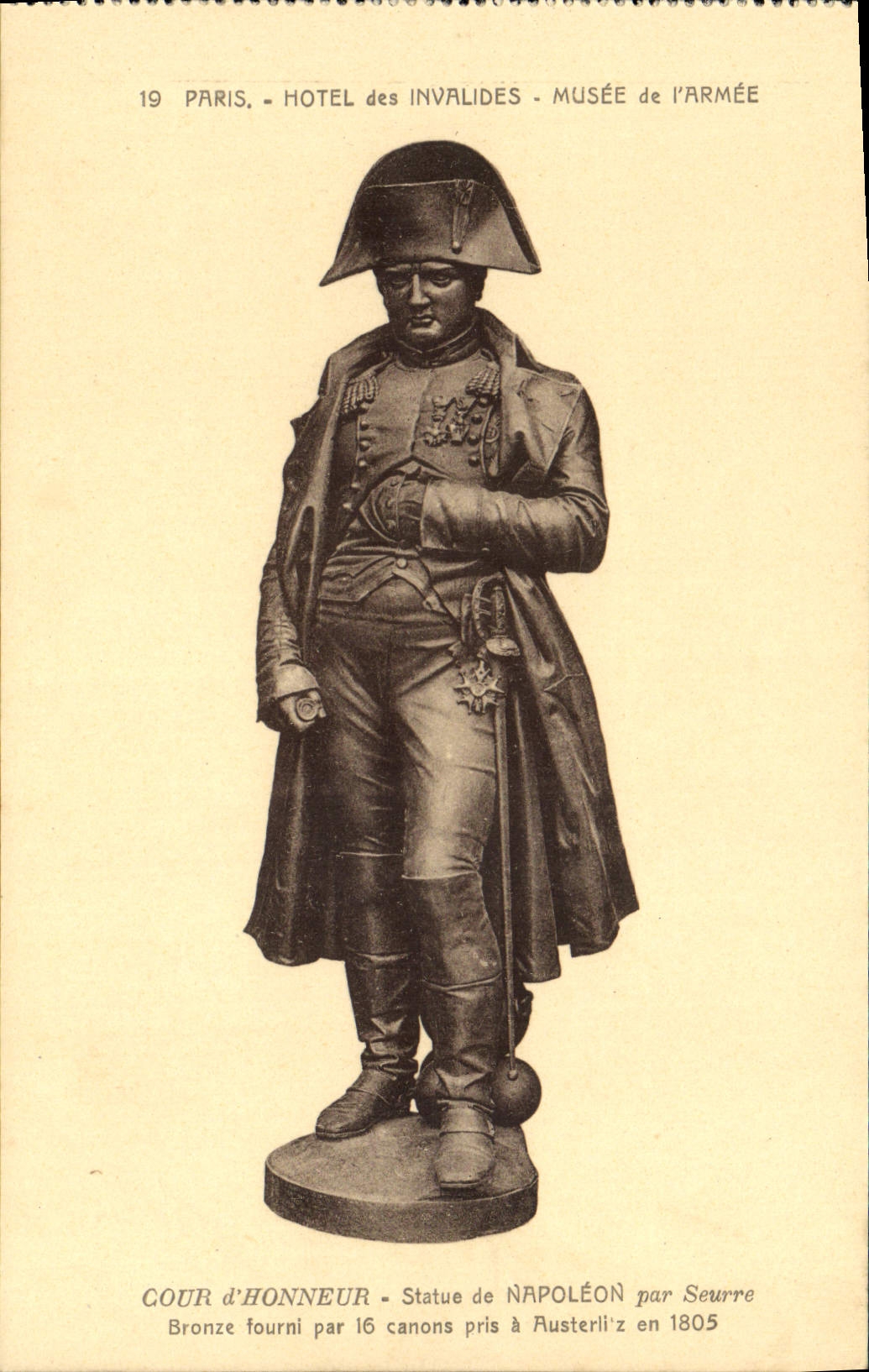 CPA Paris Hotel des Invalides Musee de l'Armee Cour d'honneur Statue de Napoleon par Seurre Bronze Austerlitz