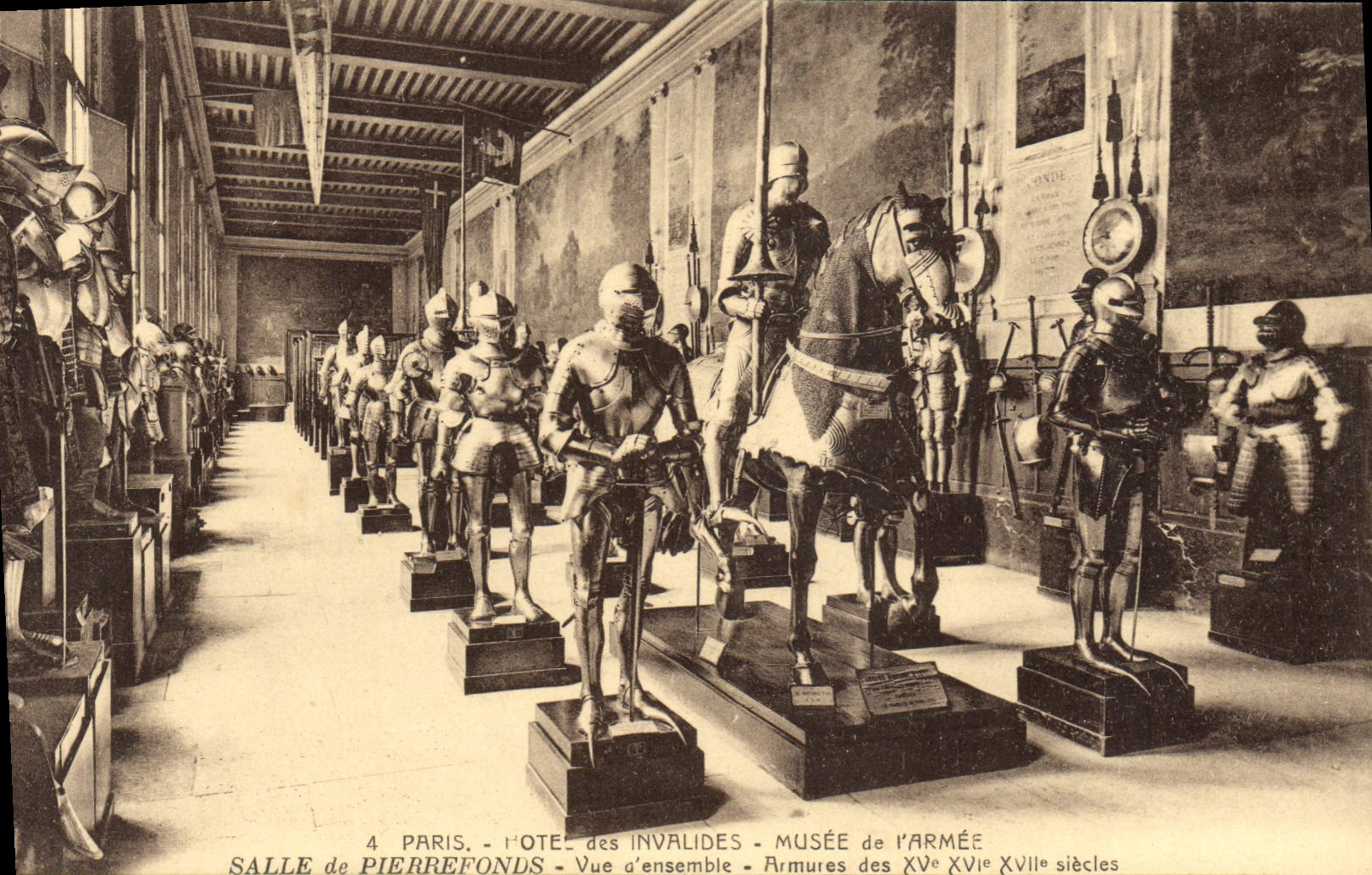 CPA Paris Hotel des Invalides Musee de l'Armee Salle de Pierrefonds Vue d'ensemble Armures 