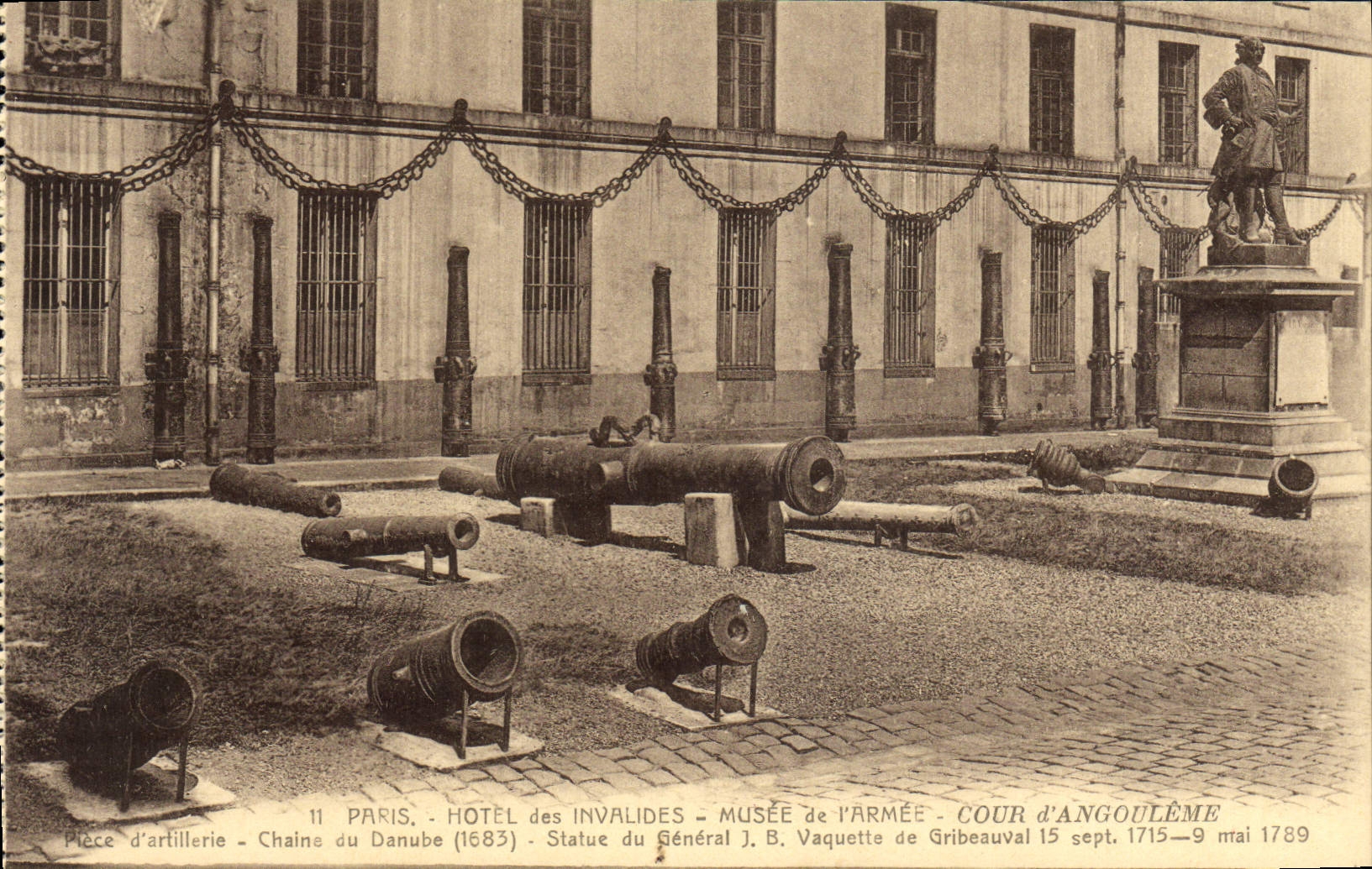 CPA Paris Hotel des Invalides Musee de l'Armee Cour d'Angouleme Piece d'artillerie Vaguette General