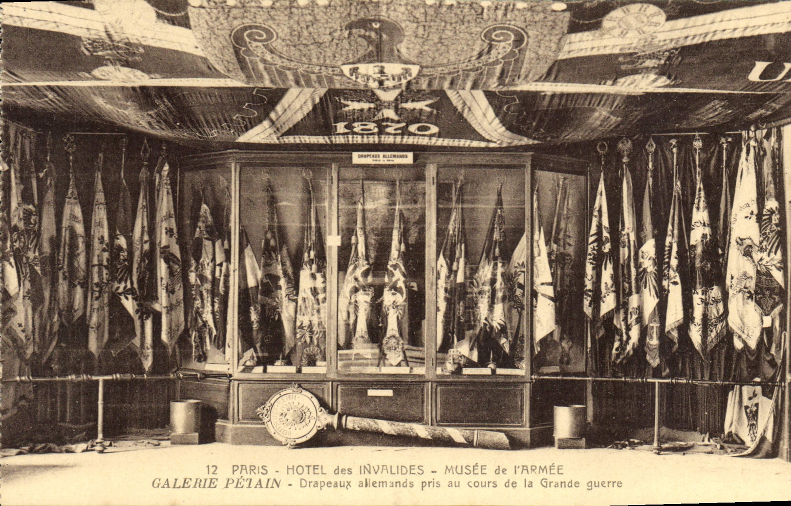 CPA Paris Hotel des Invalides Musee de l'Armee Galerie Petain Drapeaux allemands Militaria