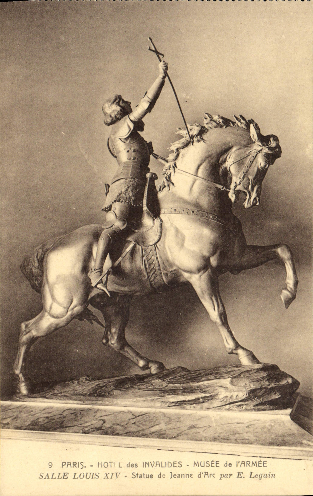 CPA Paris Hotel des Invalides Musee de l'Armee Salle Louis XIV Statue de Jeanne d'Arc par Legain