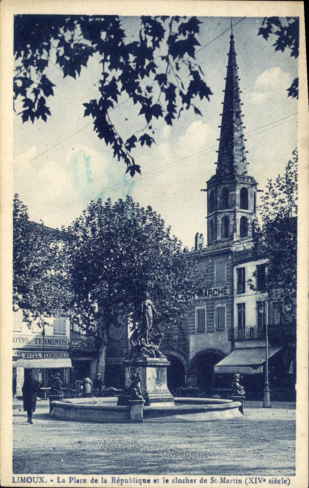 CPA Limoux La Place de la Republique et le clocher de St Martin