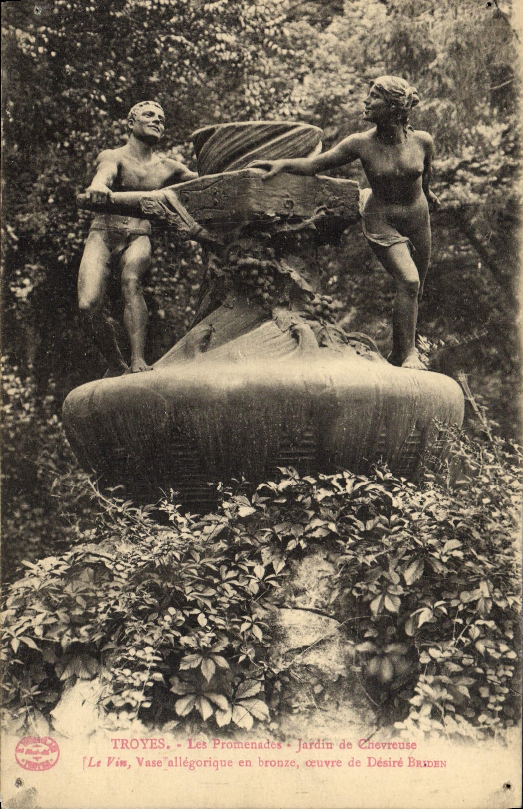 Troyes - Die Promenaden - Garten von Chevreuse - Der Wein, allegorischer Bronzevase, Werk von Désiré Briden