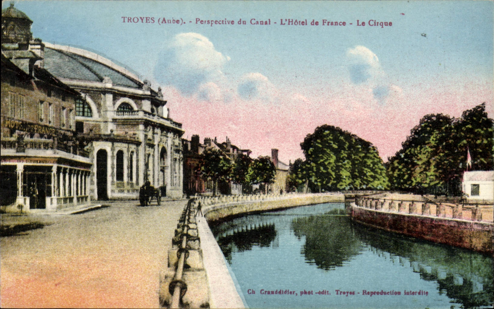 CPA Troyes Perspective de Canal L'Hotel de France Le Cirque 