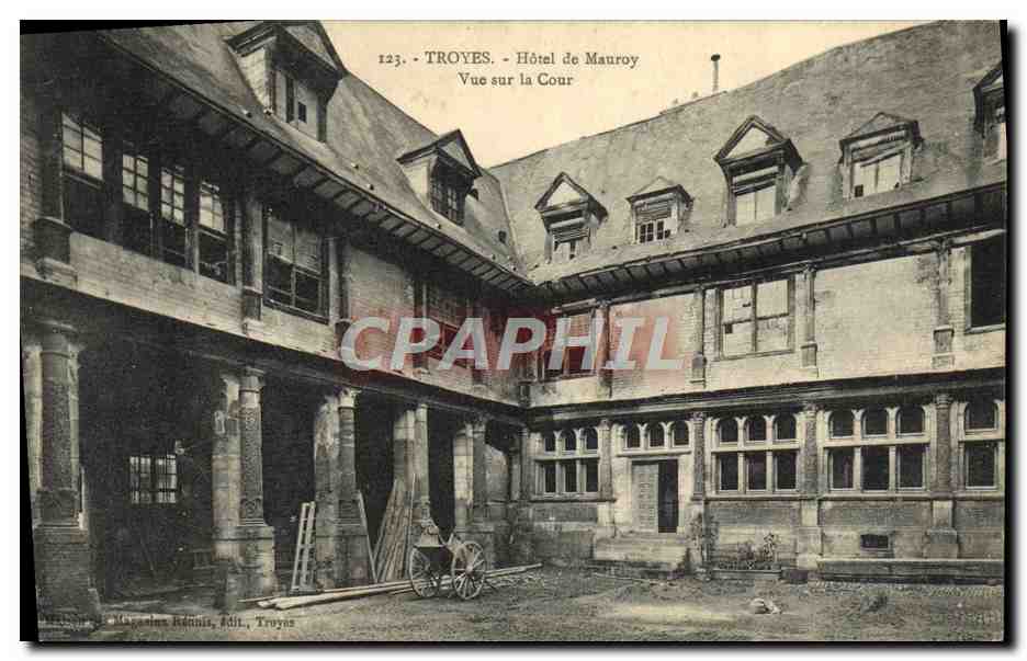 Troyes - Hôtel de Mauroy - Vue sur la Cour — Éditeur : Marcelles Hénin, Troyes, n°123