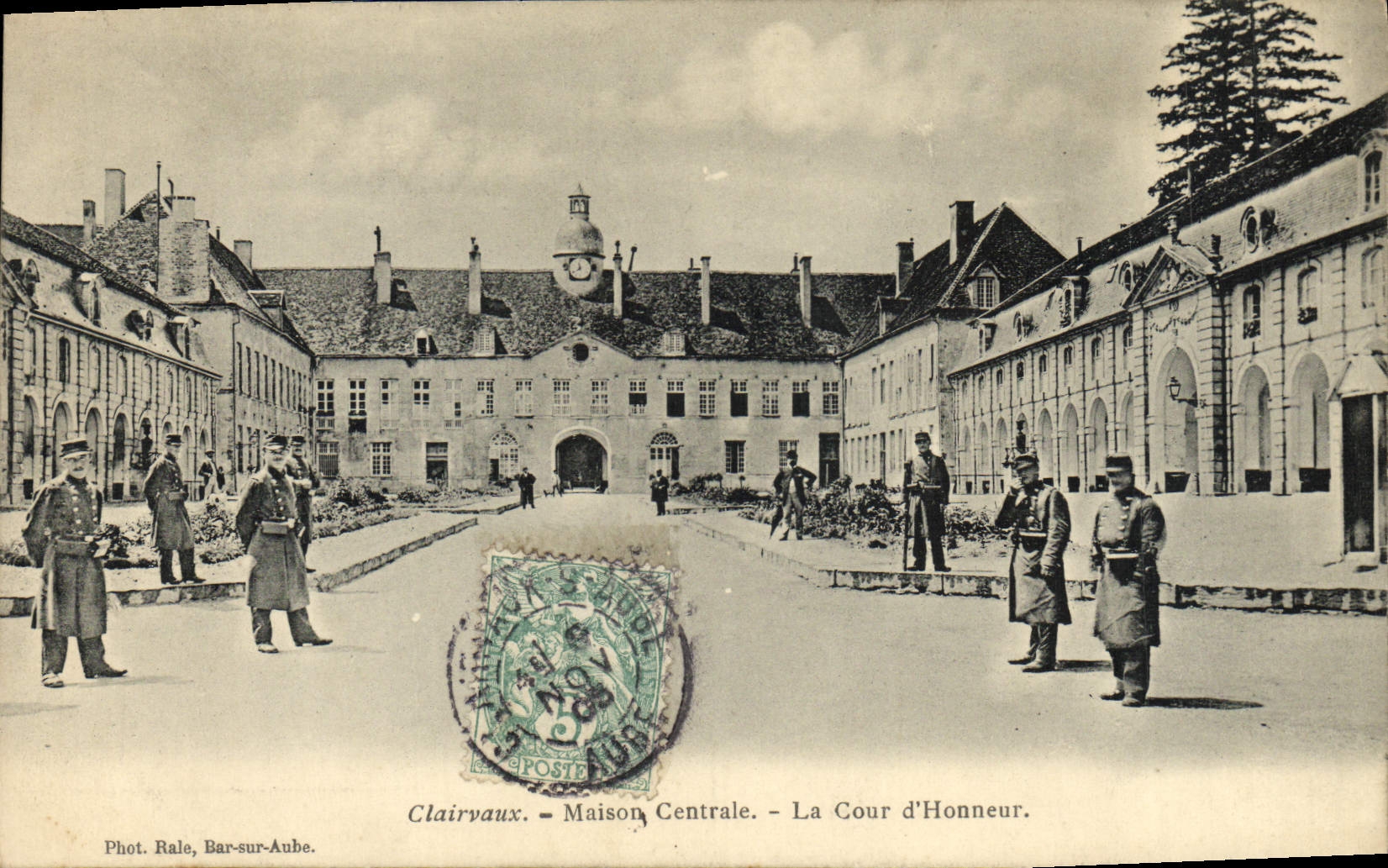 CPA Clairvaux Maison Centrale La Cour d'Honneur Militaria
