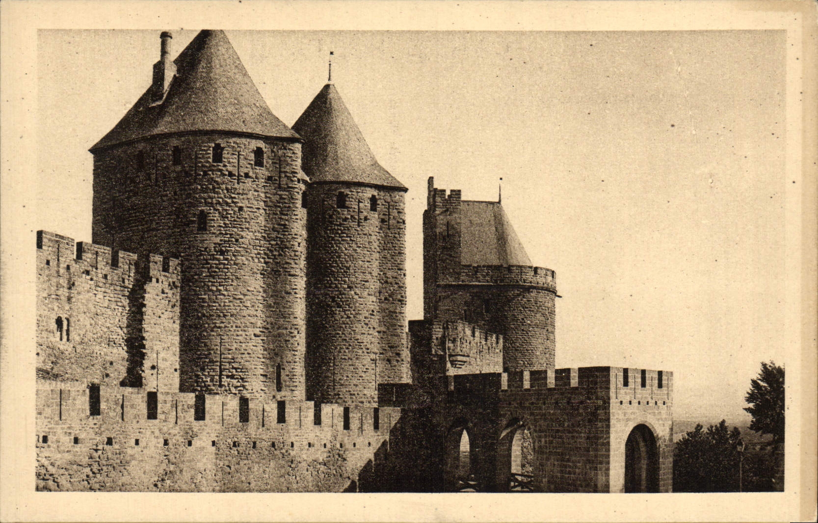 CPA La cite de Carcassonne La Porte narbonnaise