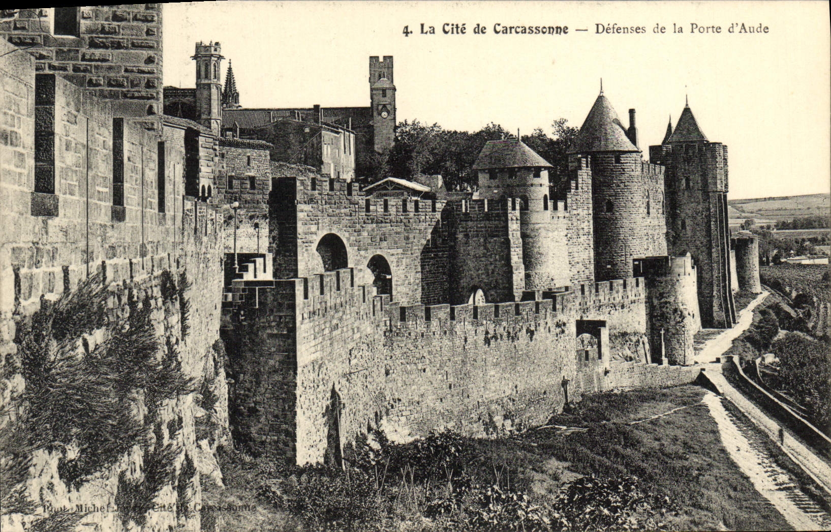 CPA La cite de Carcassonne defenses de la porte d'aude