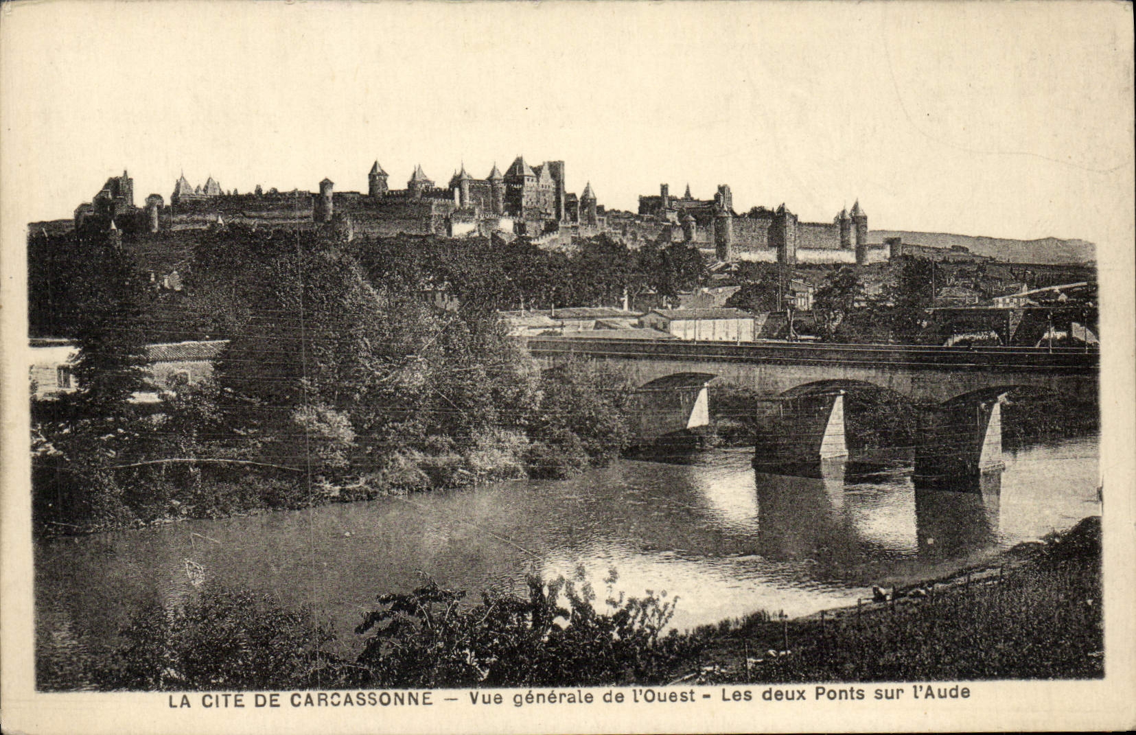 CPA La cite de Carcassonne vue generale de l'ouest les deux ponts sur l'aude