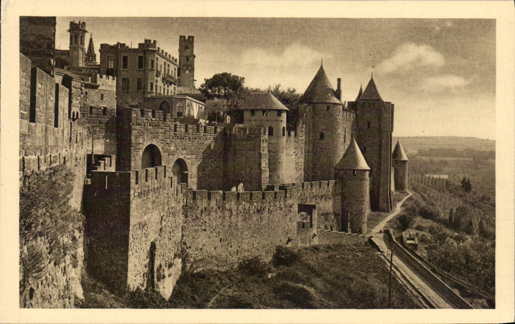 CPA La Cite de Carcassonne Defenses de la porte de l'aude