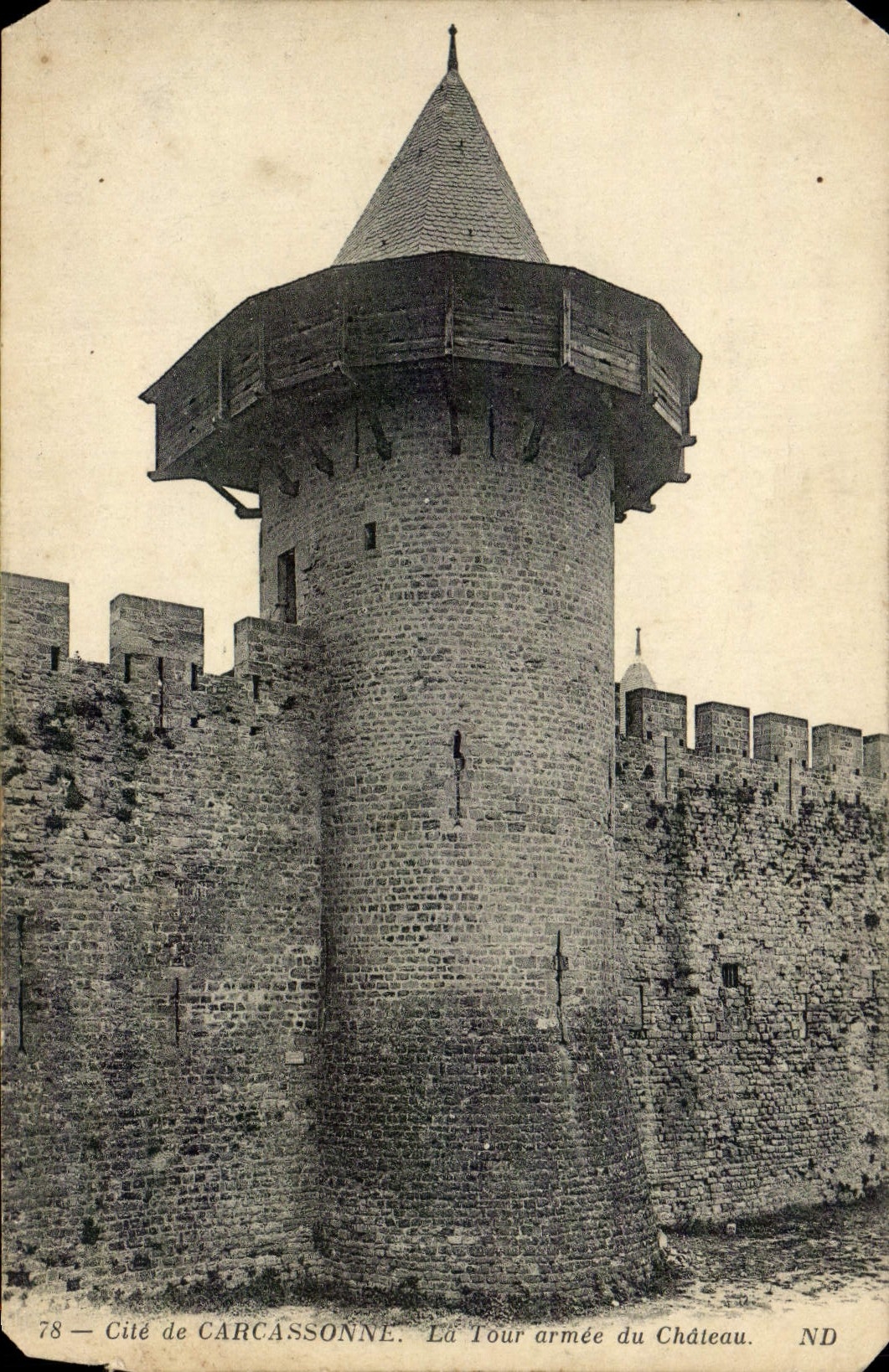 CPA Cite de Carcassonne La tour armee du chateau