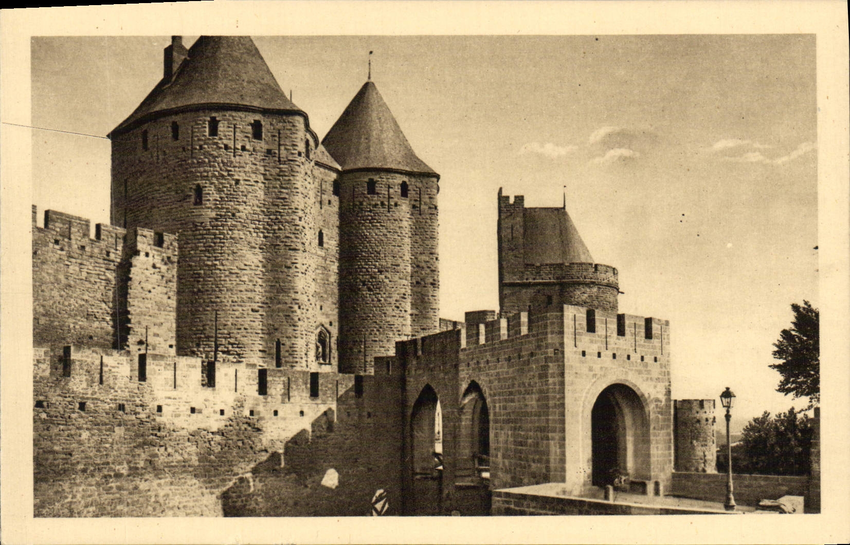 CPA La Cite De Carassonne porte narbonnaise