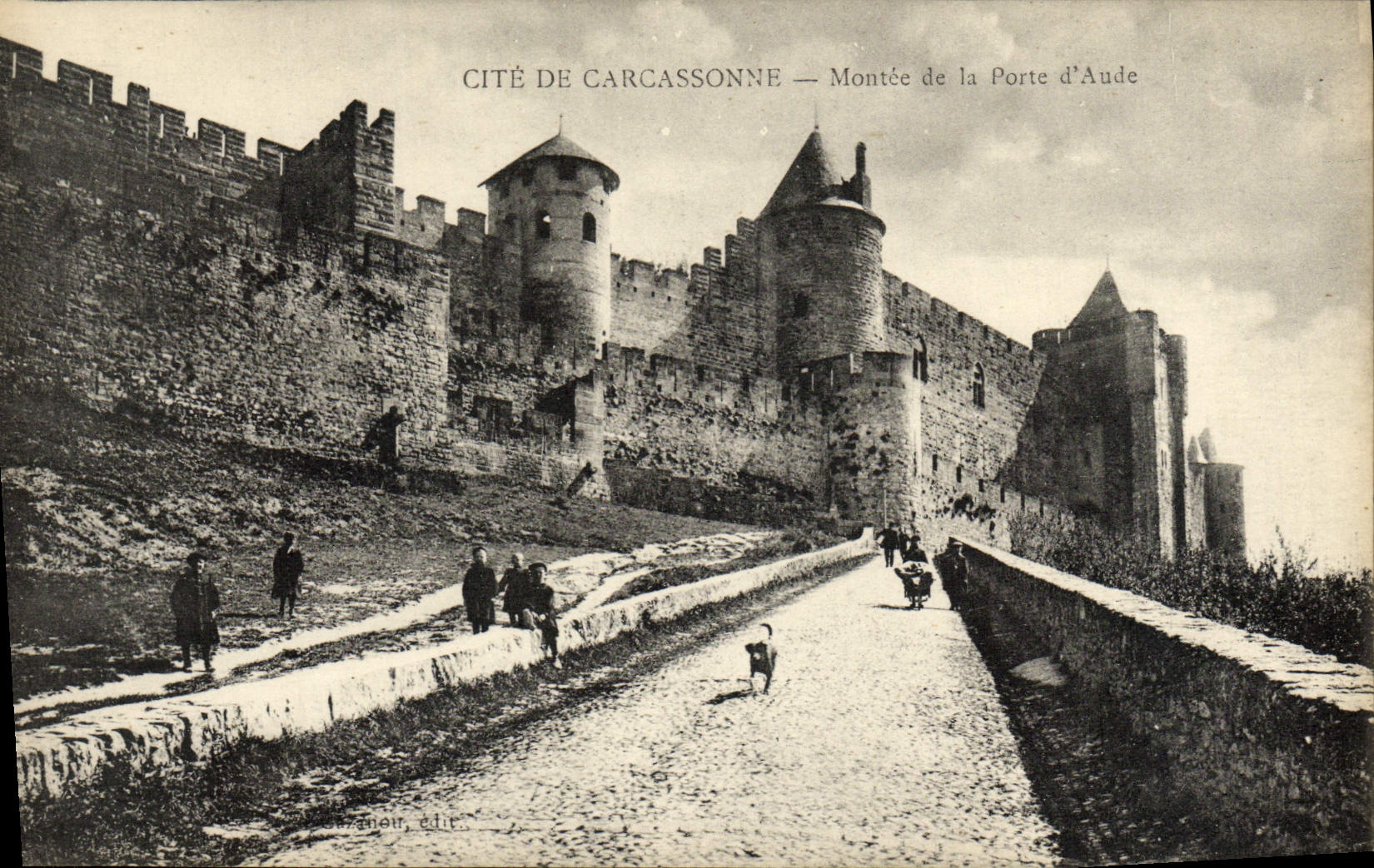 Cité de Carcassonne — Montée de la Porte d'Aude — Venon, édit.