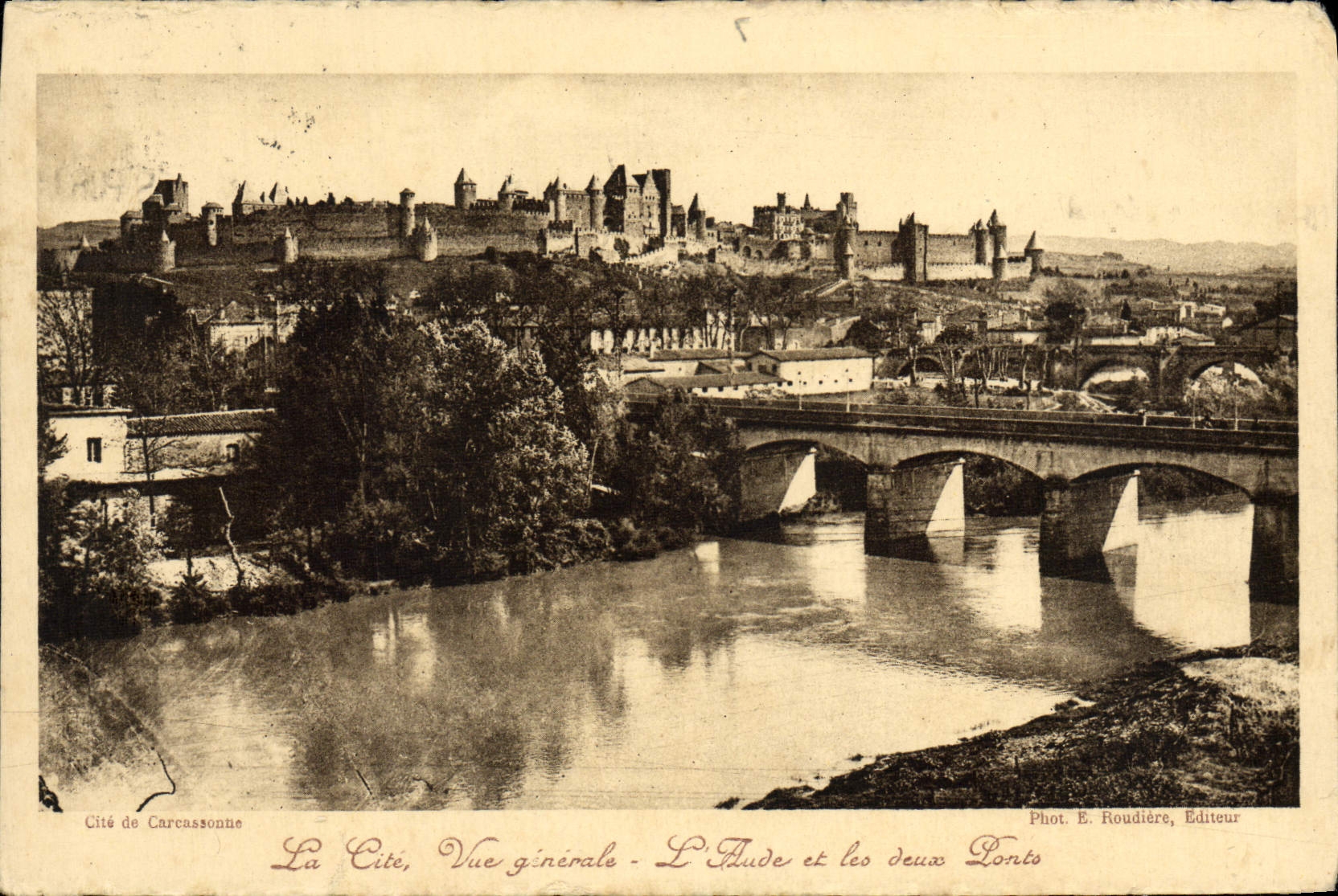 Cité de Carcassonne — Vue générale - L'Aude et les deux Ponts — Phot. E. Roudière, Editeur